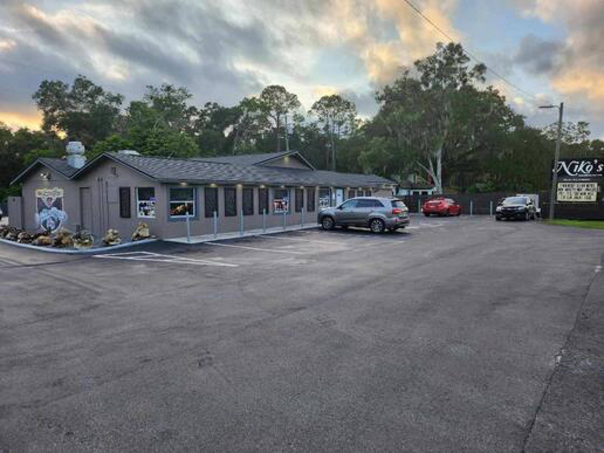 Nikos Neighborhood Bar